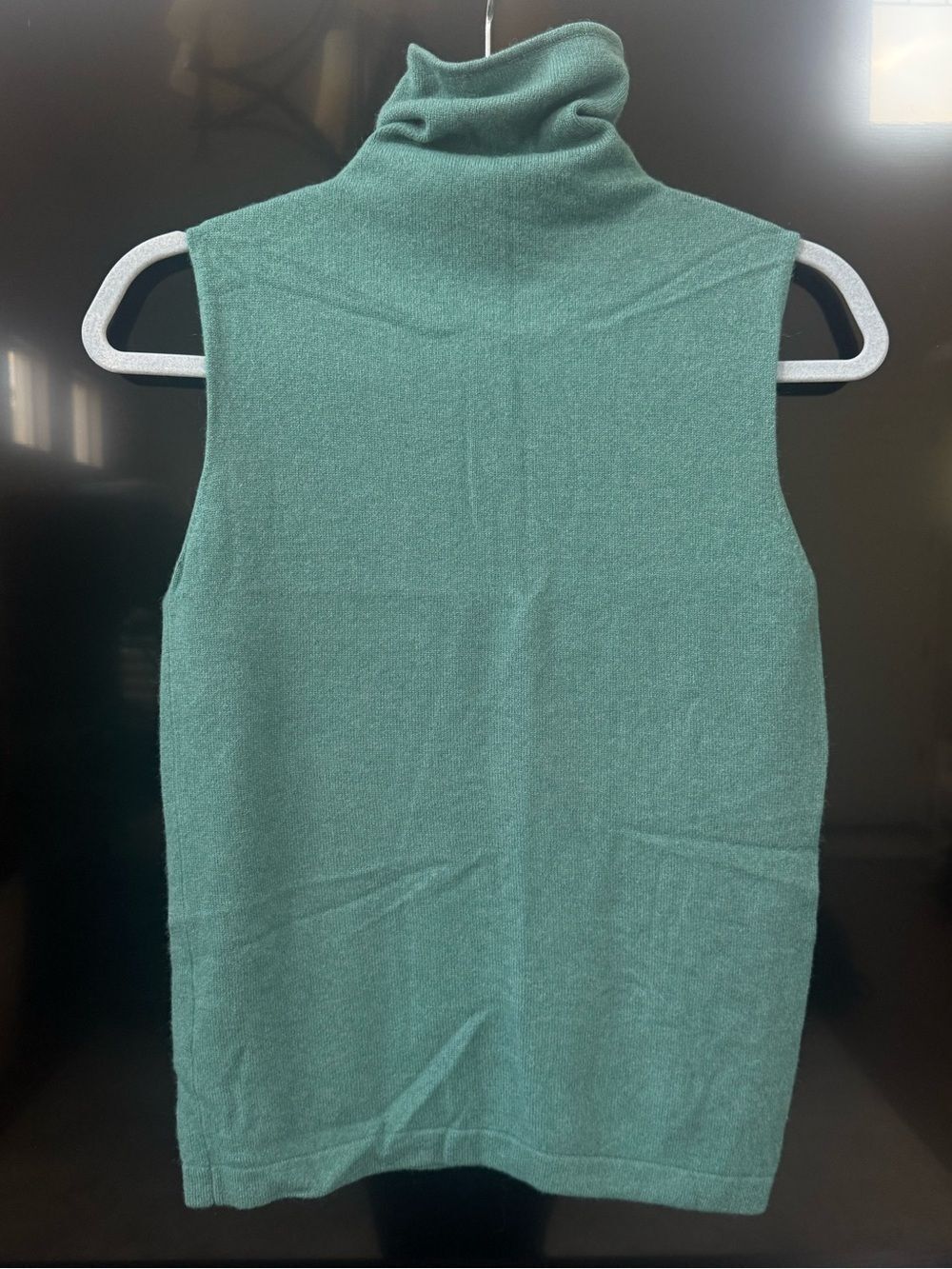 Eucalyptus Green Cashmere Sleeveless Turtleneck - Picture 5 of 5